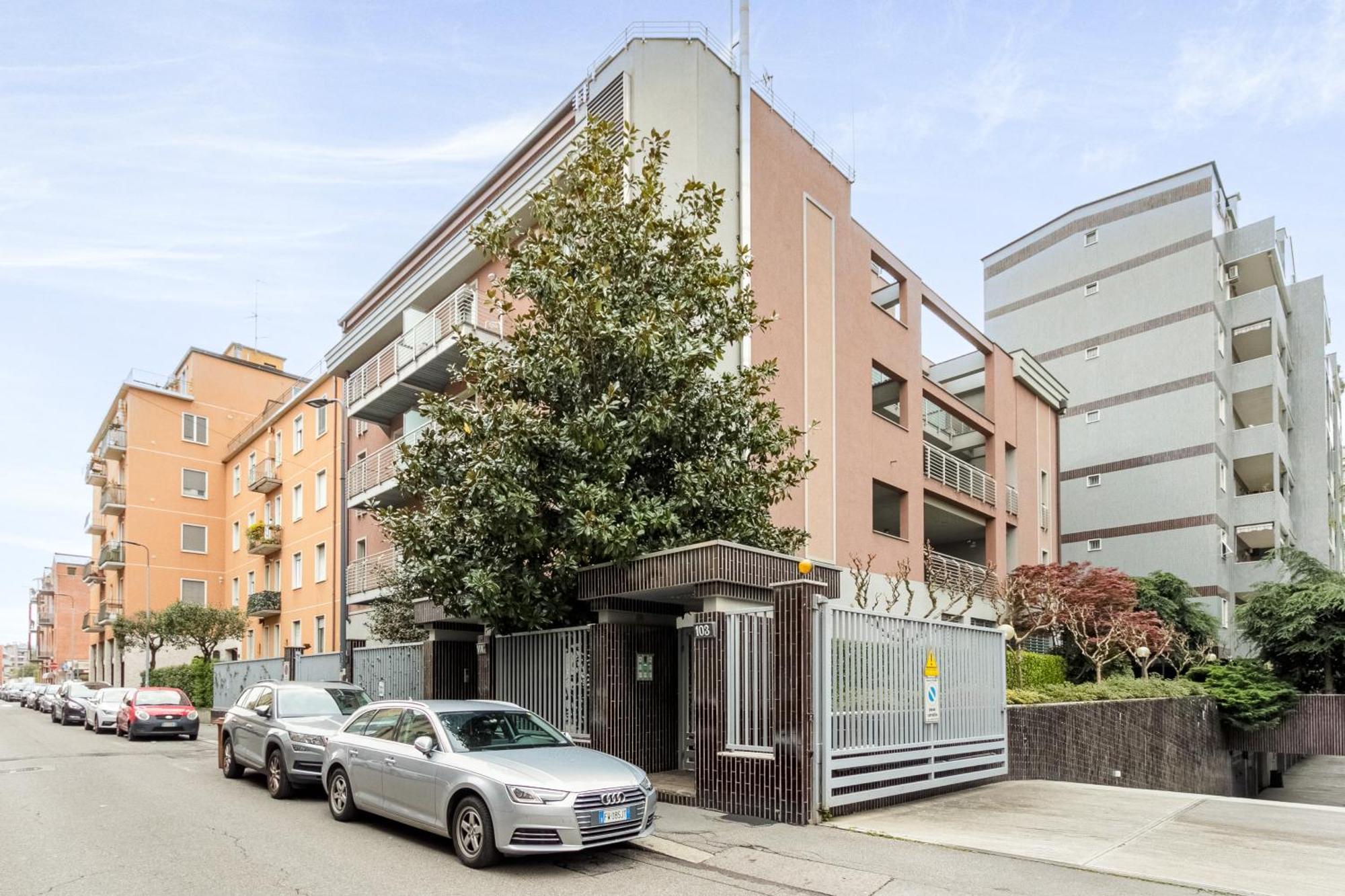 Rentopolis Apartments - Palazzo Candiani ミラノ エクステリア 写真